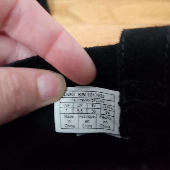 UGG Women's Classic Unlined Mini Perf Boots size 7 in black - Picture 4 of 11